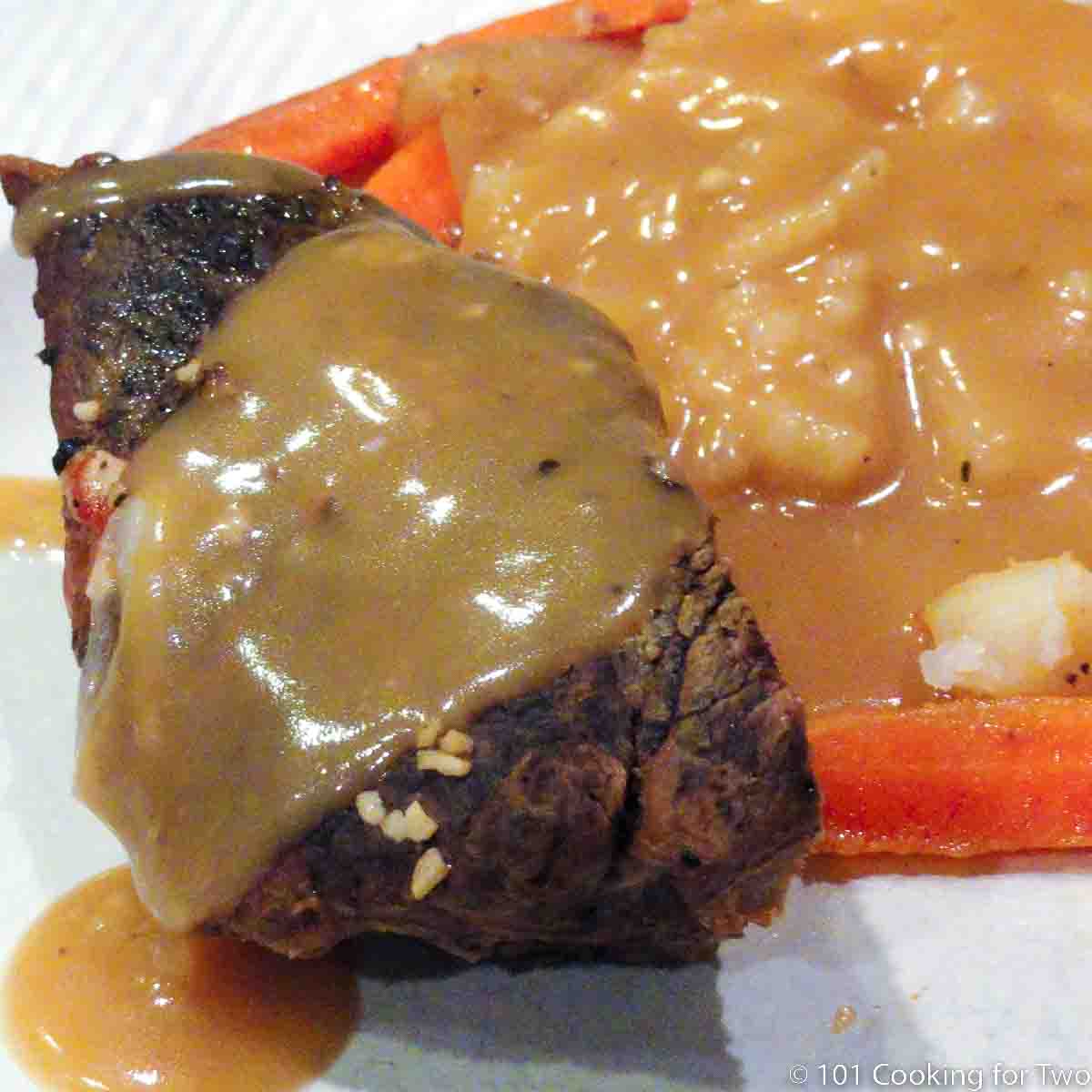 https://www.101cookingfortwo.com/wp-content/uploads/2011/02/pot-roast-on-plate-with-potatoes-and-gravy.jpg