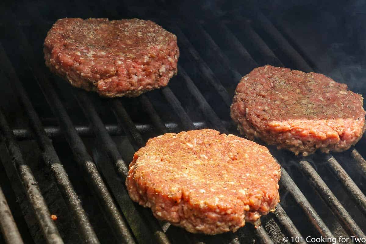 https://www.101cookingfortwo.com/wp-content/uploads/2020/08/raw-burgers-on-grates.jpg
