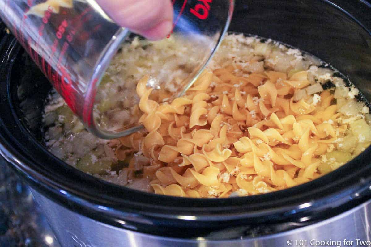 https://www.101cookingfortwo.com/wp-content/uploads/2021/01/adding-pasta-to-the-soup-in-a-crock-pot.jpg