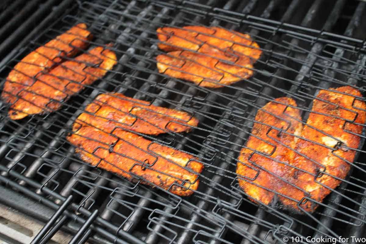 https://www.101cookingfortwo.com/wp-content/uploads/2021/07/cooked-grilled-tilapia-still-in-grill-basket.jpg