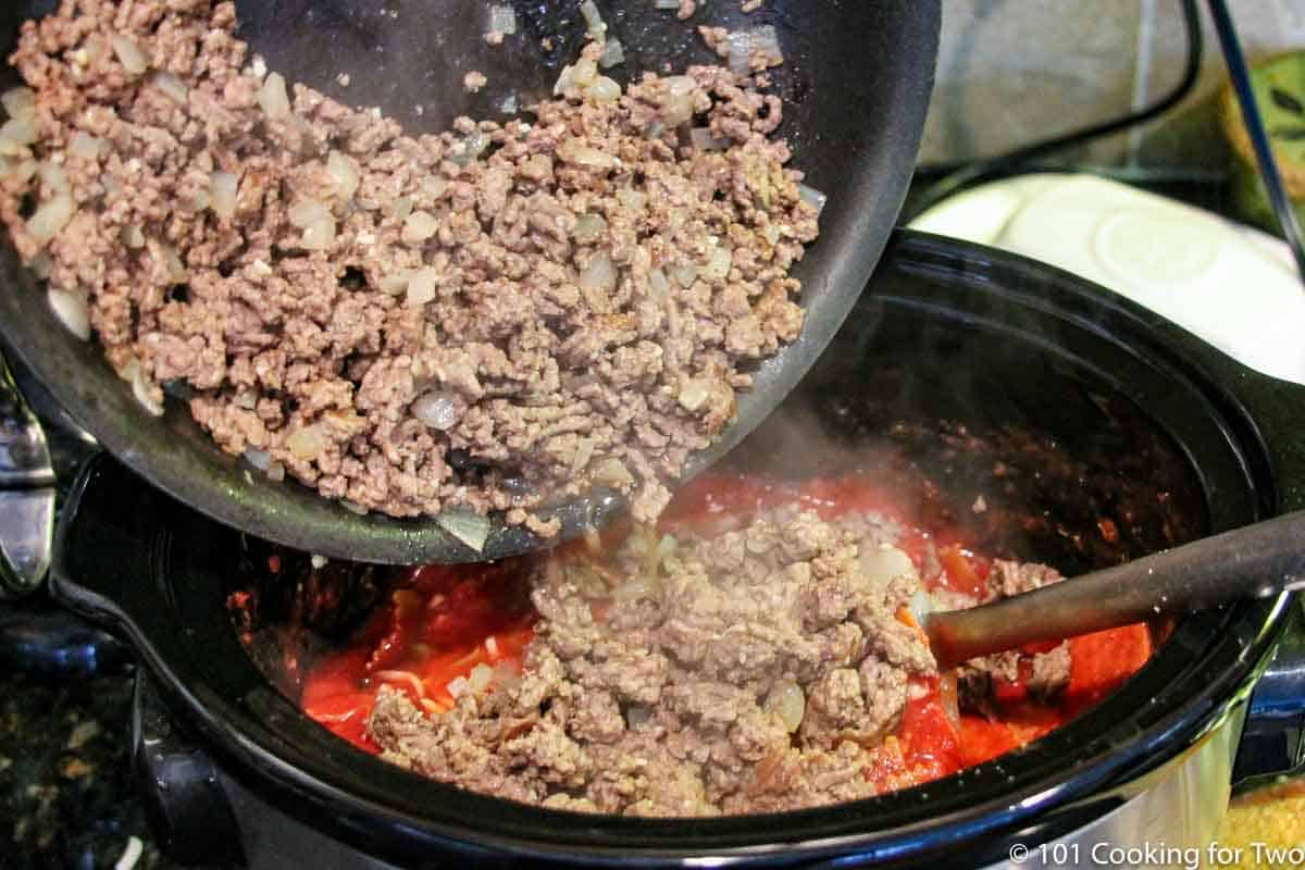 https://www.101cookingfortwo.com/wp-content/uploads/2021/09/adding-browned-meat-to-crock-pot.jpg