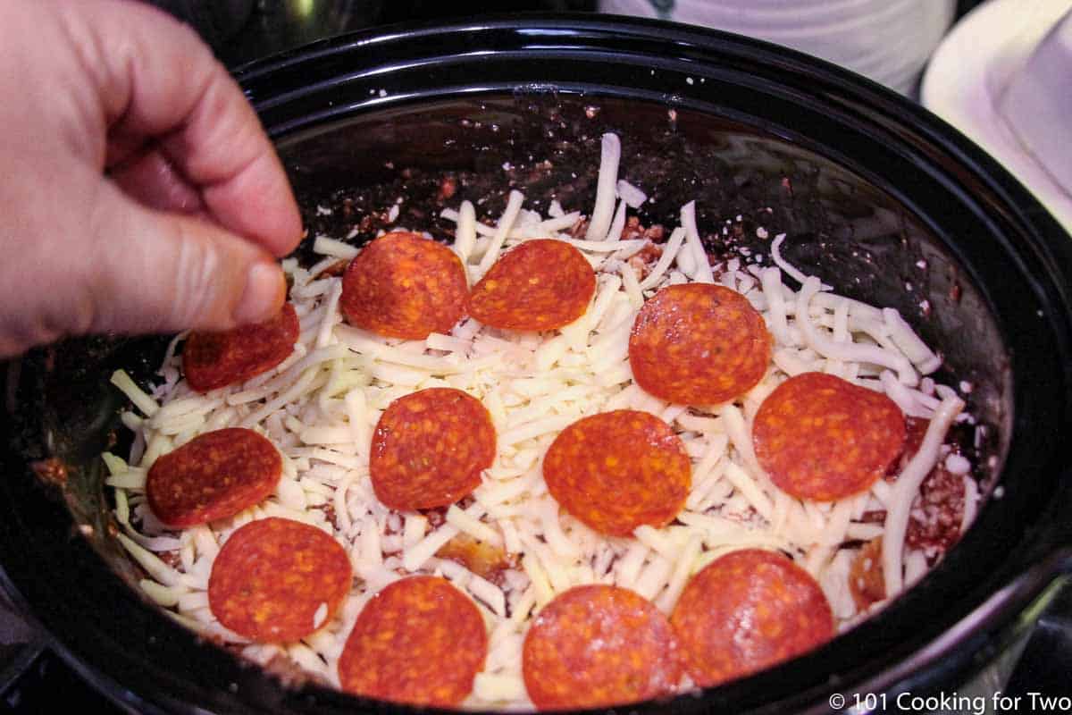 https://www.101cookingfortwo.com/wp-content/uploads/2021/09/topping-the-pizza-casserol-with-pepperoni.jpg