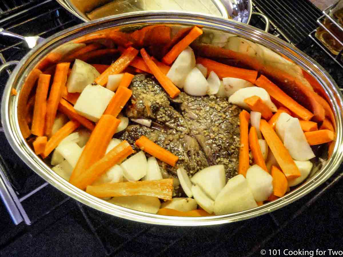 https://www.101cookingfortwo.com/wp-content/uploads/2022/05/raw-potatoes-and-carrots-spread-over-the-cooked-roast.jpg