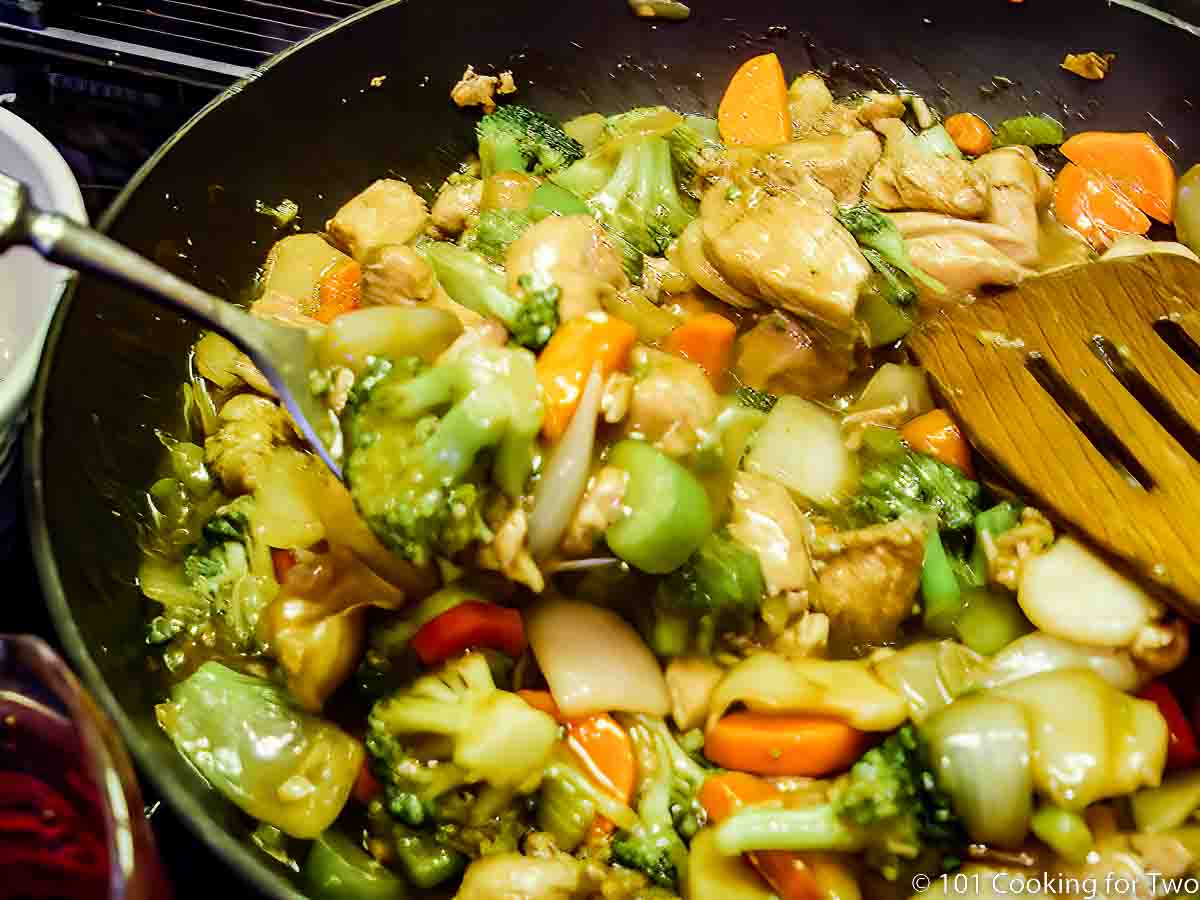 https://www.101cookingfortwo.com/wp-content/uploads/2022/12/stir-fry-ready-to-serve-on-a-spoon-wide.jpg