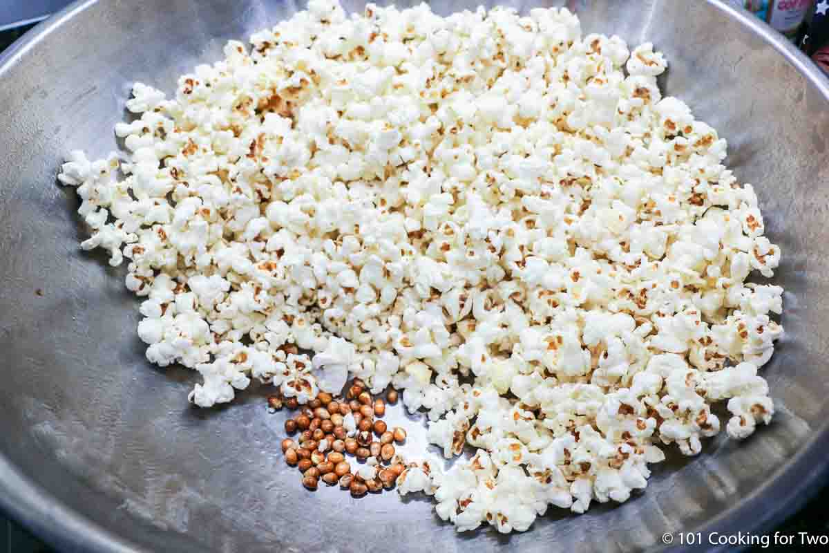 https://www.101cookingfortwo.com/wp-content/uploads/2023/10/popped-popcorn-in-a-large-bowl.jpg