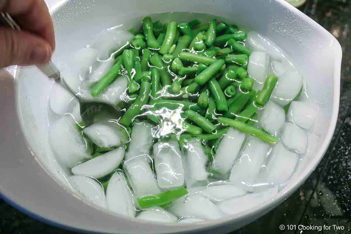 Green beans in an ice bath.