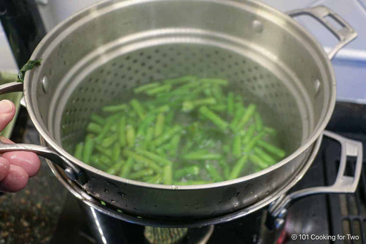 Boiling fresh green beans.