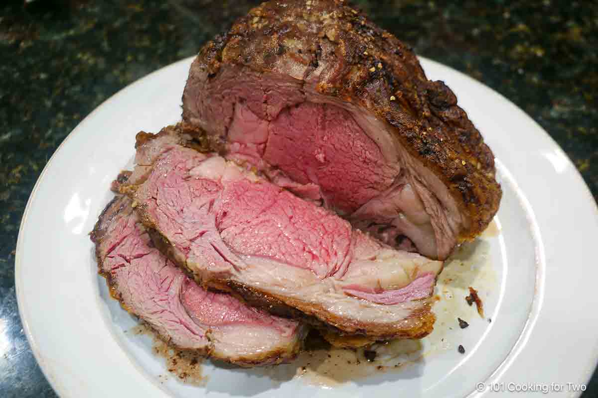 Slicing a prime rib after a rest.