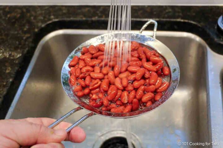 Rinsing kidney beans with running water.