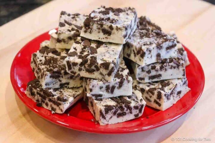 Pile of Oreo fudge on a red plate.