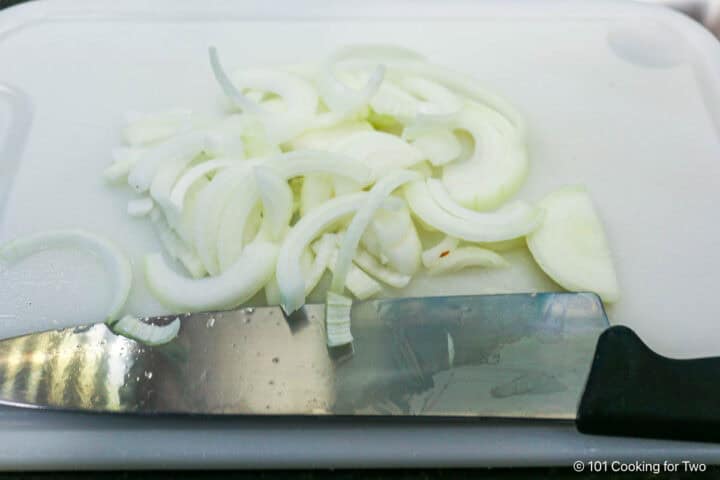 Cut onions into rings.