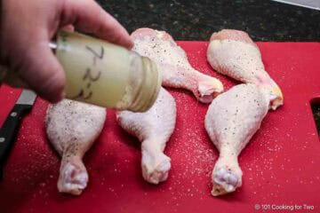 Seasoning chicken legs.